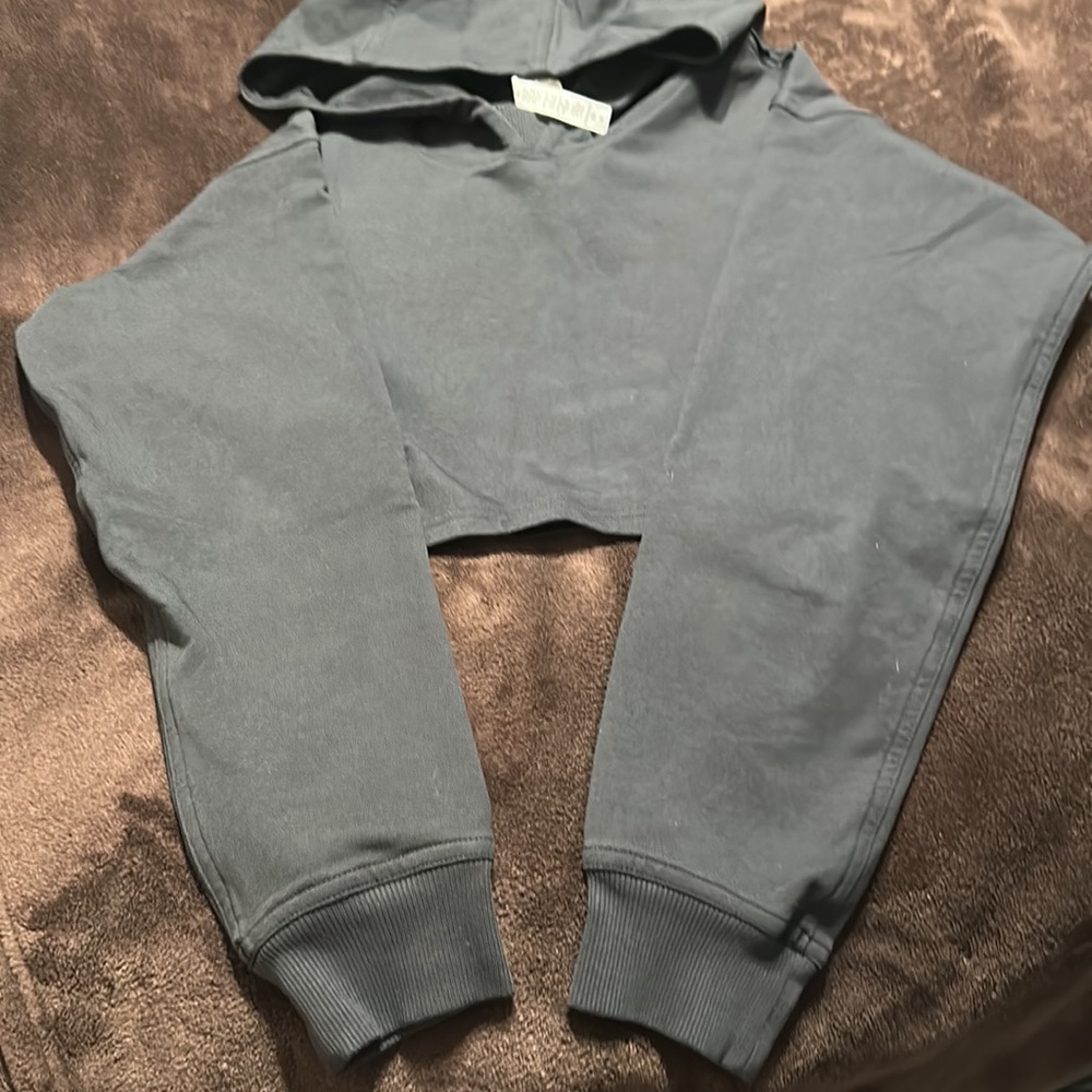 Lululemon cropped black stretch hoodie. Women’s size 6. - Picture 5 of 7